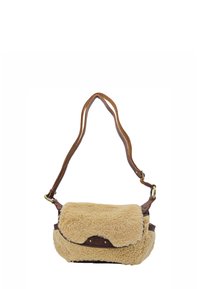 Sac en bandoulière en cuir marron avec un rabat en fausse fourrure beige pelucheux, doté d'une fermeture à pression magnétique et d'une bandoulière réglable.