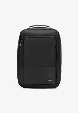 Sac à dos noir avec une surface texturée, comprenant un compartiment principal, une poche frontale zippée, une poignée supérieure et un design élégant.