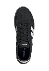 Sneaker nera in suede e mesh con tre strisce bianche, punta rotonda, design con lacci e logo sulla linguetta. Suola in gomma piatta.