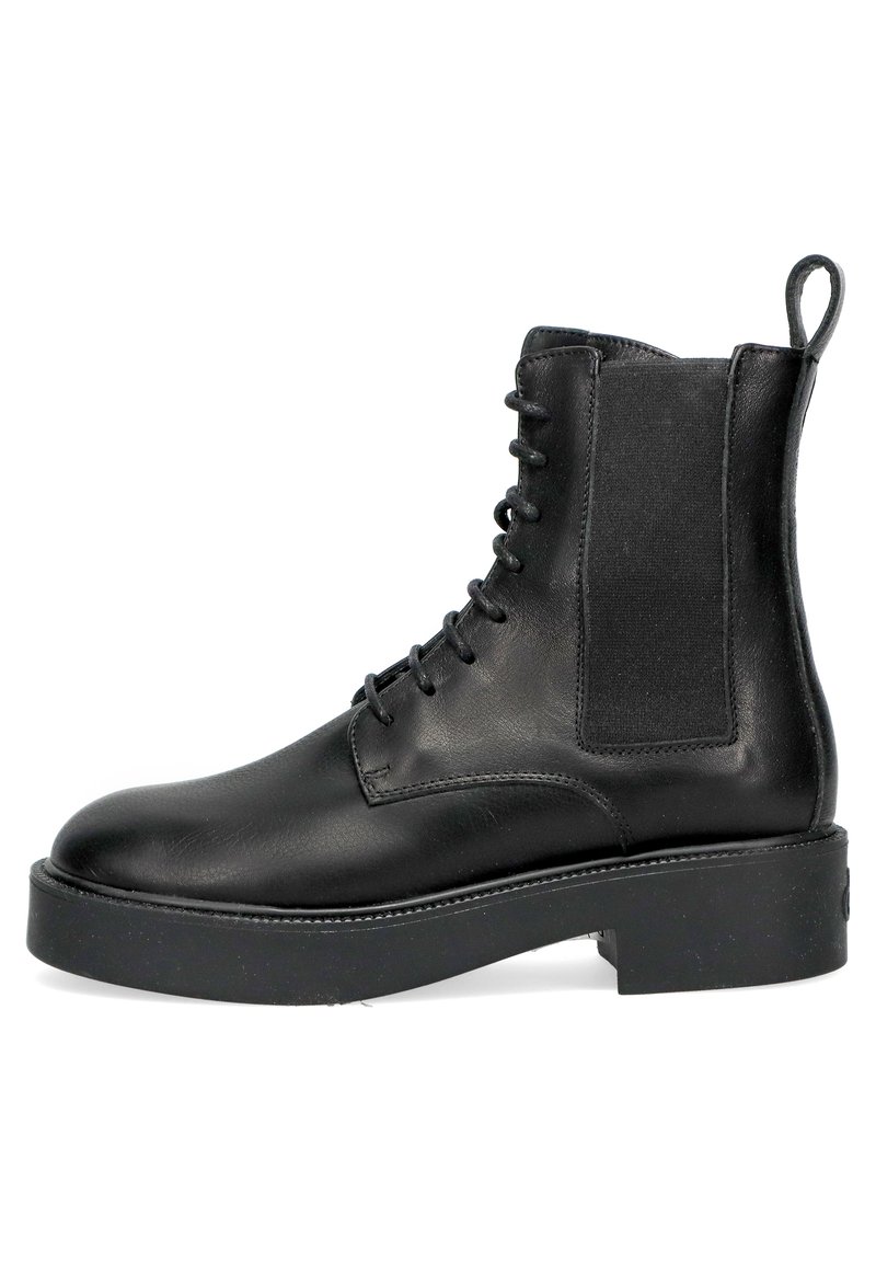 Μαύρες δερμάτινες μποτές μέχρι τον αστράγαλο με στρογγυλή μύτη, δέσιμο μπροστά, ελαστικές πλευρικές πάνελ και χοντρή μαύρη καουτσούκ σόλα. Λείο υλικό, μινιμαλιστικός σχεδιασμός.