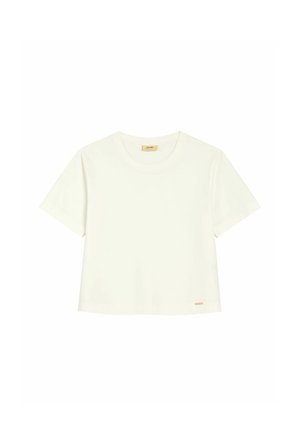 Prosty biały bawełniany t-shirt z krótkim rękawem i okrągłym dekoltem, z małą beżową metką blisko dolnego brzegu, na białym tle.