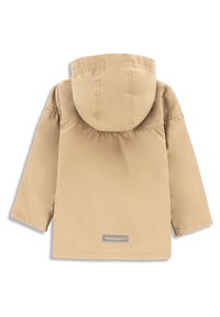 Beżowa kurtka z kapturem o gładkiej fakturze, elastyczne mankiety i prostokątny detal z metką u dołu. Prosty design, brak widocznych zapięć.