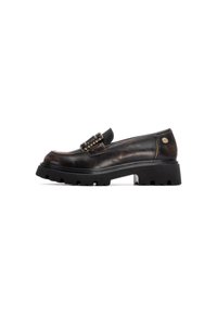 Mocasines de cuero negro con suela de goma gruesa, herrajes decorativos en la parte superior y textura suave. Presenta costuras de contraste.