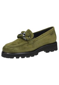 Mocassin en daim vert olive avec une semelle noire épaisse et un grand détail de chaîne argentée sur le dessus.
