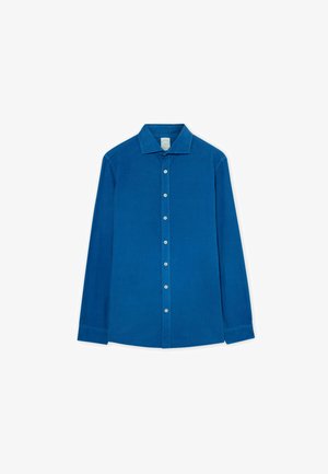 Camicia blu a maniche lunghe con bottoni e colletto, esposta piatta su uno sfondo bianco.