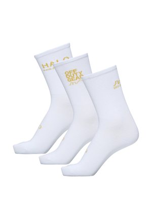 Trzy pary białych skarpetek bawełnianych sięgających do kostek z ryflowanymi mankietami, z żółtym nadrukiem tekstu "OFF DUTY GEAR" i "HALO."