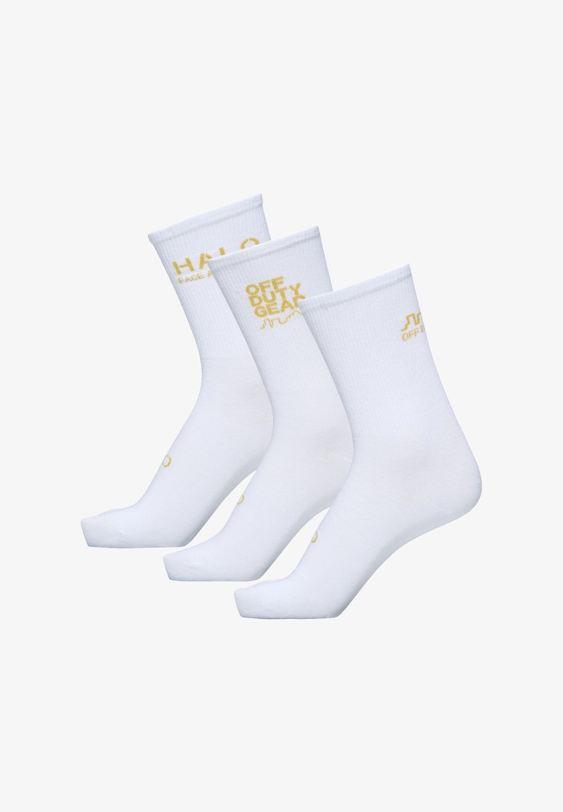 Trois paires de chaussettes en coton blanches avec des bords côtelés, arborant des textes imprimés jaunes portant les mots « OFF DUTY GEAR » et « HALO ».