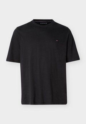 Czarny T-shirt z krótkim rękawem i okrągłym dekoltem, z małym logo flagi Tommy Hilfiger na lewej piersi.