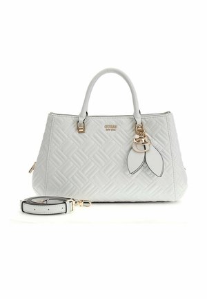 Sac à main en cuir blanc matelassé avec poignées supérieures, bandoulière amovible, ferrures dorées et breloques décoratives en forme de feuille à l'avant.