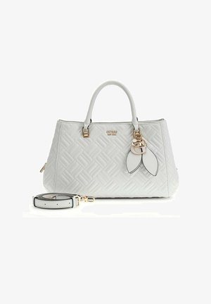 Sac à main en cuir blanc matelassé avec poignées supérieures, bandoulière amovible, ferrures dorées et breloques décoratives en forme de feuille à l'avant.