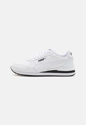 Biały sneaker Puma z czarnym logo, białymi sznurówkami i podeszwą z czarnymi akcentami, pokazany z boku na jednolitym jasnym tle.