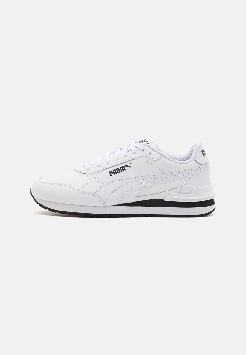 Baskets blanches Puma avec logo noir, lacets blancs et semelle accentuée en noir, vues de côté sur un fond clair uni.