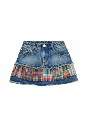 Traper mini suknja s izlizanim rubom i višeslojnim zakrpnim tartan ukrasom u crvenim, plavim i zelenim tonovima.