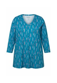 Turkoosin värinen V-pääntie t-paita, jossa on kolme neljästä hihasta ja painettu kuvio pystysuorista viivoista sinisen ja purppuran sävyissä.