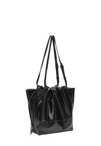 Schwarze Tasche mit glänzender Oberfläche, ausgestattet mit langen Schulterriemen, einem Reißverschluss und einem geräumigen, gerafften Design.