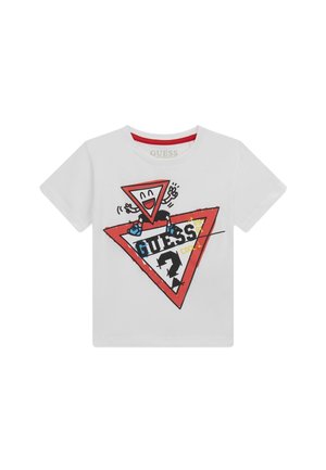 Weißes T-Shirt mit einem verspielten Design, das eine lächelnde Dreieckfigur, ein rotes dreieckiges Logo und den kräftigen schwarzen Schriftzug "GUESS" zeigt.