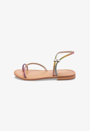 Platte sandalen met een beige leren zool. Voorzien van kleurrijke metallic banden, waaronder roze, groen en blauw, met een zilveren accent bij de enkel.