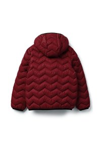 Chaqueta acolchada roja con un patrón de rombos, capucha integrada, puños elásticos y borde negro en el dobladillo. Textura suave y material acolchado.