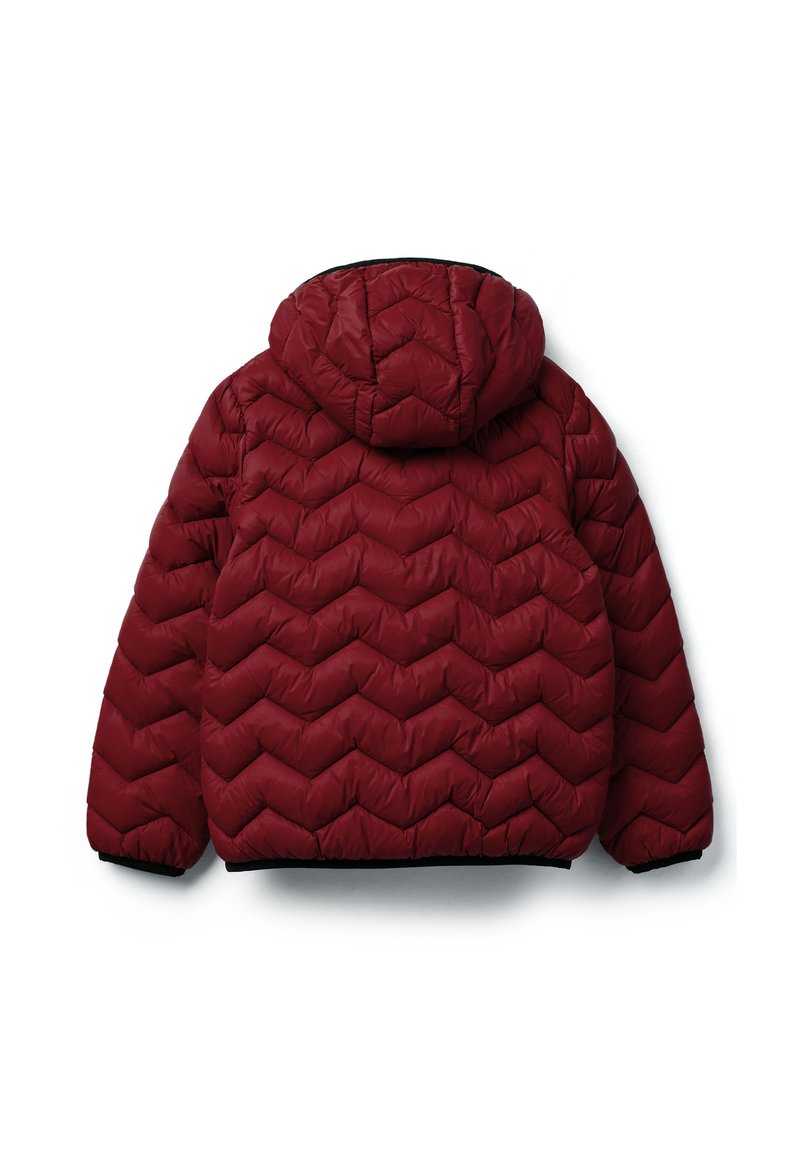 Chaqueta acolchada roja con un patrón de rombos, capucha integrada, puños elásticos y borde negro en el dobladillo. Textura suave y material acolchado.