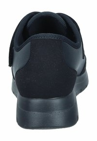 Scarpa sportiva nera con una tomaia sintetica liscia, collo imbottito e suola in gomma testurizzata. Chiusura con fascia in Velcro sul retro.