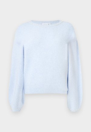 Pull bleu clair avec une texture douce, des manches bouffantes et un col accentué de perles. Design court avec un ourlet et des poignets côtelés.