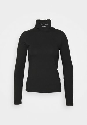 Czarny top z długim rękawem i golfem, z logo Calvin Klein Jeans nadrukowanym na kołnierzu, dopasowany krój.