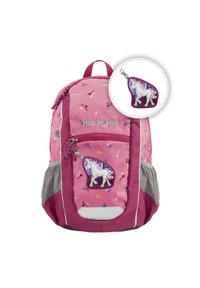 Rosa Stoff-Rucksack mit bunten Sternmustern, vorderem Reißverschlussfach, seitlichen Mesh-Taschen und einem angehängten Einhorn-Schlüsselanhänger.