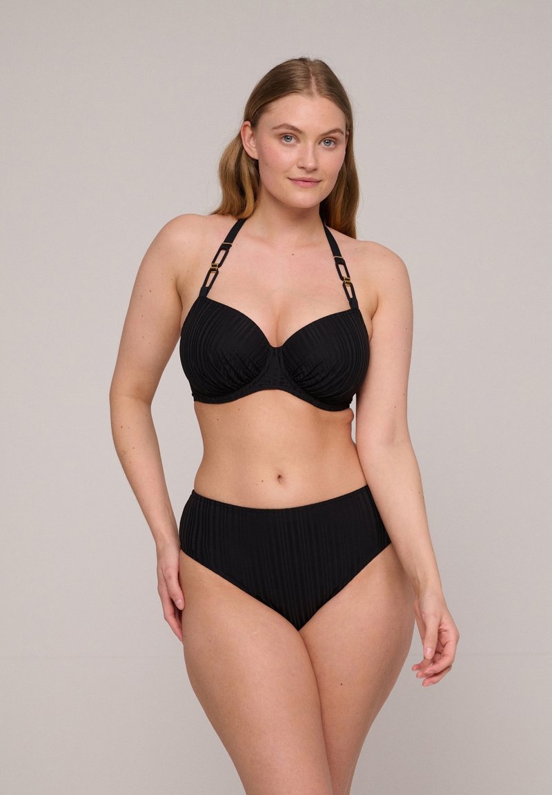 Svart ribbad bikini med strukturerade kupor och justerbara remmar, prydd med guldfärgade detaljer. Högmidjade bottnar fulländar setet.