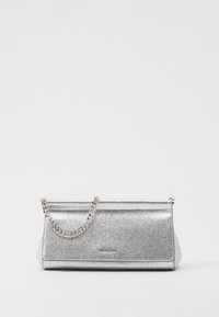 Silver glittrande kuvertväska med en texturerad yta, prydd med en silverkedjestrap och en stilren, rektangulär form. Stängning högst upp.