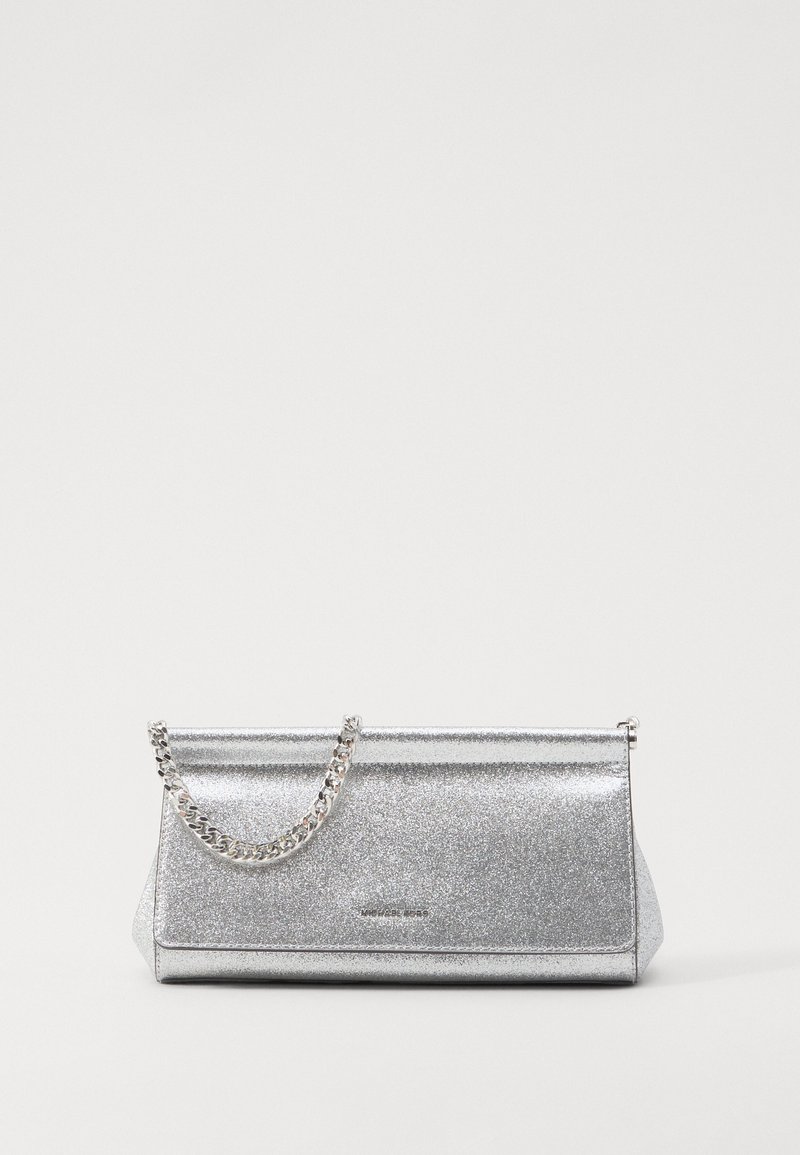 Borsa a pochette argentata con finitura glitterata, dotata di una tracolla in argento e di una forma rettangolare elegante. Chiusura superiore.