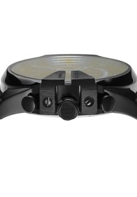 Montre en acier inoxydable noir avec un cadran rond, un cadran jaune, des accents argentés et deux boutons-poussoirs. Lunette et verre texturés distinctifs.