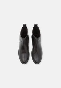 Schwarze Leder-Stiefeletten mit glatter Textur, runder Zehenform, elastischen Seitenpanelen und Ziehschlaufen für einfaches An- und Ausziehen. Keine sichtbaren Muster oder Beschläge.