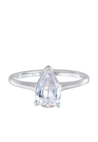 Silberring mit einem tropfenförmigen klaren Stein, der in vier Prangen gefasst ist, mit einem glatten, polierten Band und mit "925" für Sterling Silber gekennzeichnet.