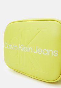Calvin Klein Jeans SCULPTED CAMERA MONO - Torba preko tijela - absinthe
