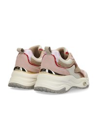Stylové tenisky s kombinací světle béžových a růžových materiálů, kovovými akcenty a robustní bílou podrážkou s hrubým vzorem pro lepší grip.