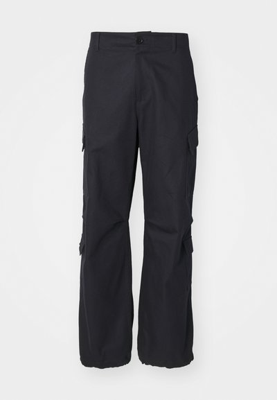 Schwarze Cargo-Hose aus robustem Stoff, mit mehreren Seitentaschen, Knopfverschluss und einer lockeren Passform mit geradem Bein.