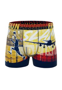 Caleçons boxers avec un design vibrant représentant un joueur de basketball sautant sur un fond jaune et rouge, agrémenté d'images d'avions et d'éléments urbains.