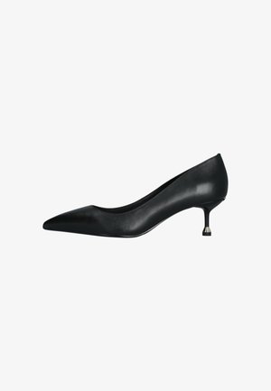 Zwarte leren pump met hoge naaldhak, puntige neus en glanzende afwerking. Minimalistisch design met subtiele metallic accenten op de hak.