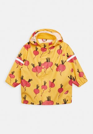 Gul regnjakke til børn med hætte, dekoreret med lyserøde rødbedeillustrationer og hvide reflekterende striber på ærmerne.