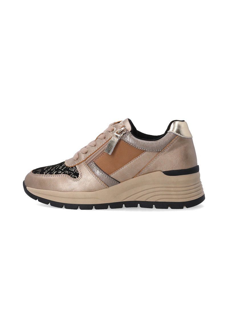 Metallisch bronzefarbene Sneakers mit durchbrochenen schwarzen Akzenten, einem beigen Seitenpaneel und einem dekorativen Reißverschluss. Strukturierte Oberfläche und Gummisohle.
