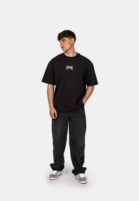 CRYSTAL PARIS Triko s potiskem - black