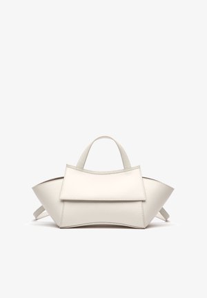 Elfenbeinfarbene strukturierte Handtasche mit einer großen vorderen Klappe, einem oberen Griff und breiten Seiten, die nach außen zulaufen.