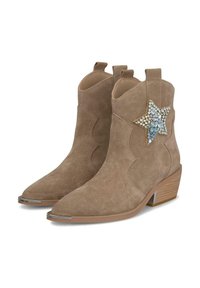 Botines de ante marrón con tacones de madera bajos, punteras metálicas y una estrella decorativa hecha de estrás azules y transparentes a los lados.