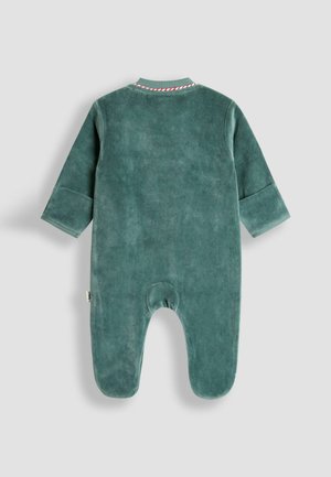 Puha zöld, hosszú ujjú babahasú, lábfejes nadrággal és hajtott mandzsettával, piros-fehér csíkozott nyakrésszel, laposan elhelyezve, háttal.