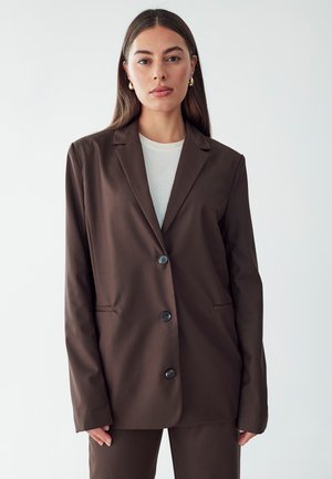 Brown blazer with a notched lapel, single-breasted button closure, and two front pockets. Smooth fabric, tailored fit, and minimalistic design.