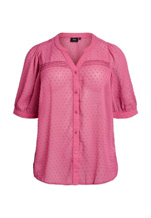Blouse rose à boutons avec motif à pois texturé, manches courtes bouffantes et encolure fendue avec plis horizontaux sur la poitrine.