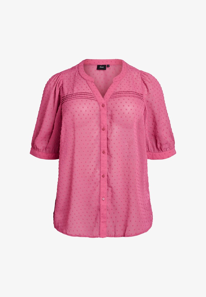 Blouse rose à boutons avec motif à pois texturé, manches courtes bouffantes et encolure fendue avec plis horizontaux sur la poitrine.