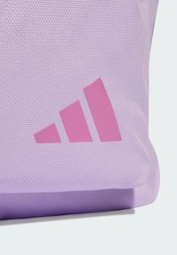 Paarse synthetische tas met een gestructureerd oppervlak en een roze Adidas-logo met drie schuin afgebeelde strepen op één zijde.