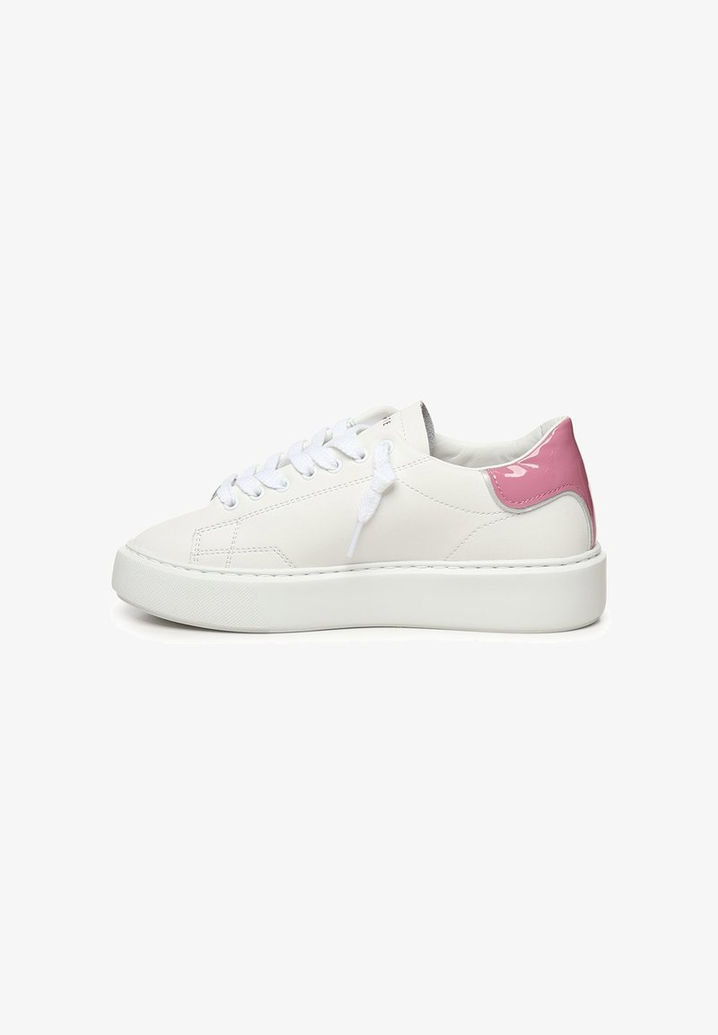Sneaker bianco con tomaia in pelle liscia, accentuata da un inserto in pelle verniciata rosa sul tallone, punta tonda e suola in gomma testurizzata. Presenta lacci bianchi.