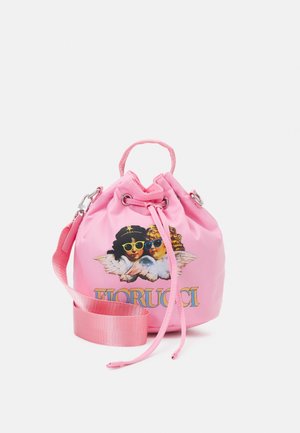 Różowa torba typu bucket z regulowanym paskiem na ramię, z dwoma cherubinami w okularach przeciwsłonecznych oraz logo tekstowym "Fiorucci" z przodu.
